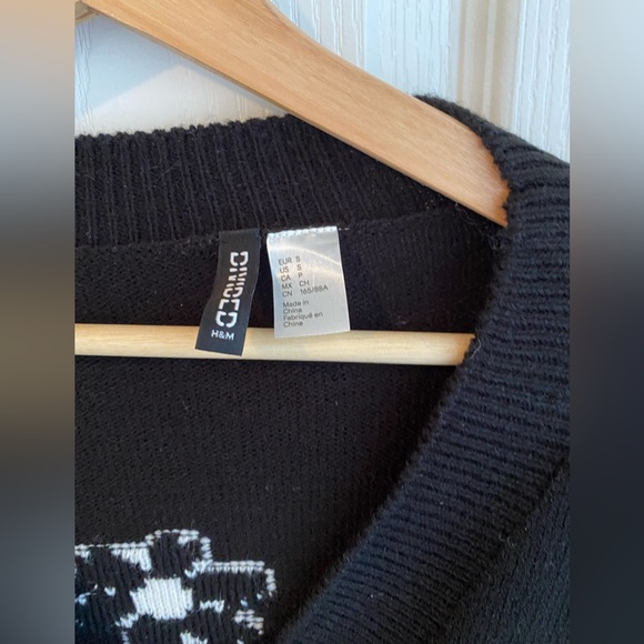 Host Pick: H&M Daisy Cardigan - Size Small - Picture 2 of 3